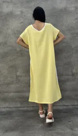 Vestido largo blanco con mangas cortas negras y corte holgado.