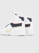 Zapatillas altas de cuero blanco con detalles en azul marino y rojo.