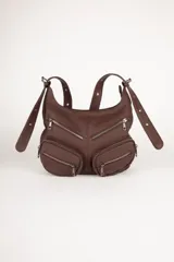 Cartera tipo hobo de cuero sintético negro con textura, cuenta con cuatro bolsillos frontales con cierre, un compartimento principal amplio y asa regulable.