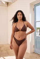 Bombacha de bikini marrón de tiro alto y diseño clásico.