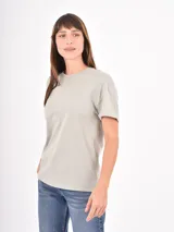 Remera de algodón blanca, de corte holgado y cuello redondo, con mangas cortas de diseño clásico.