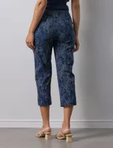 Pantalón capri de gabardina elastizada estampada, marca Zac & Rachel, con pretina ancha elastizada.