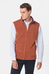 Chaleco deportivo rojo de polar con forro e interior en color azul combinado, cierre frontal y bolsillos delanteros con cierre metálico personalizado. Incluye dos bolsillos interiores con cierre y logo bordado en el pecho.