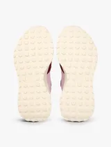 Zapatillas Tommy Jeans modelo Cleated Runner Suede Mix, de diseño urbano y deportivo con combinación de colores rosa, bordó, beige y blanco. Presentan suela dentada y detalles de la marca en el lateral.