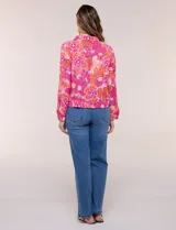 Camperita liviana de silueta entallada, con estampado floral en tonos azules, cuello camisero, cierre frontal con botones y bolsillos en el pecho.