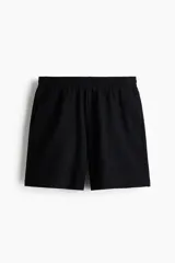 Short de felpa liviana de algodón, color negro, de corte estándar con cintura elástica, cordón ajustable oculto y bolsillos laterales.