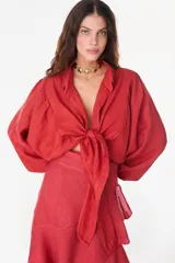 Top de lino rojo con mangas abullonadas y diseño para anudar al frente.