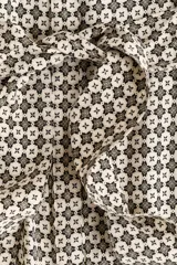 Vestido midi de manga larga con estampado geométrico, cuello mao abierto, botones ocultos en la parte delantera y puños abotonados. Incluye un cinturón de anudar para ajustar en la cintura.