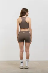 Minishort deportivo de tiro alto con bolsillos laterales, confeccionado en tejido elastizado de compresión media.