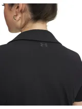 Remera tipo polo de Under Armour, color negro, con cuello en V abierto, mangas cortas y diseño cropped. Confeccionada en tejido elástico y transpirable que absorbe el sudor.
