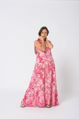 Vestido largo de lino con estampado floral en tonos rosados.