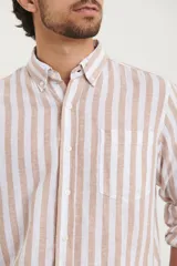 Camisa de lino a rayas verticales color beige y blanco, de manga larga con cuello abotonado y bolsillo en el pecho.