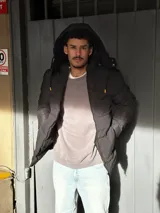 Campera puffer negra con capucha forrada en corderito.