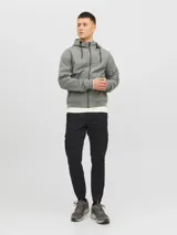 Pantalón cargo negro con cierre de cremallera y bolsillos laterales con fuelle y tapa. Confeccionado en tela con elastano.