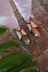 Sandalias de cuero plateadas con puntera abierta, tiras finas y tacón bajo de madera.