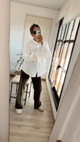 Calza de terciopelo color verde oscuro, de corte acampanado.