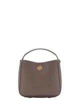 Bolso de mano tipo bucket pequeño en color marrón topo, con asa superior fija y detalle de aplique metálico circular dorado en el centro.