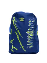 Mochila azul marino con diseño gráfico de salpicaduras en verde lima y letras blancas y verdes que forman la palabra "Umbro" verticalmente. Incluye el logo de Umbro en la parte superior central.