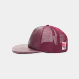 Gorra tipo trucker bordó, con frente de cuero sintético y paneles traseros de malla. Cuenta con visera plana y diseño con escudo bordado en la parte frontal.