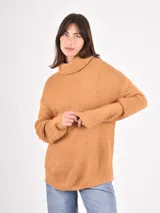 Buzo de tejido de punto con cuello alto, manga larga y corte holgado.