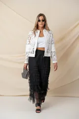 Pollera midi de tul negro con volados horizontales y cintura elastizada.