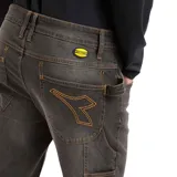 Pantalón de jean azul oscuro con costuras reforzadas en contraste, corte recto y diseño funcional con múltiples bolsillos.