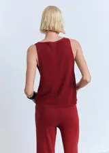 Top sin mangas color ladrillo, de tejido de punto fino con tirantes anchos y cuello de pico.