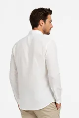 Camisa de viscosa color blanco, de corte holgado, con mangas largas, cuello clásico y cierre frontal de botones.