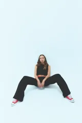 Jean de corte oversize y tiro medio-bajo, confeccionado en algodón, con diseño de cinco bolsillos y cierre frontal con botón metálico.