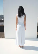 Vestido largo blanco de diseño combinado, sin mangas, con cuello redondo y tirantes anchos.