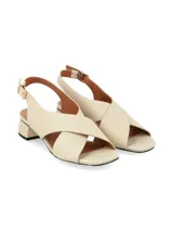 Sandalias Viena de cuero con textura de reptil en color crema, con tiras cruzadas en el empeine, taco ancho bajo y tira ajustable al tobillo con hebilla metálica dorada.