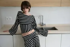 Blusa de mangas anchas con diseño ajustado al cuerpo y faja integrada en la cintura, con estampado de rayas horizontales.