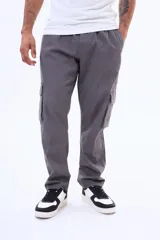 Pantalón cargo de gabardina en color gris, con bolsillos laterales amplios y cintura elástica. Confeccionado en una mezcla de algodón y elastano para mayor comodidad.