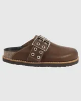 Zueco marrón de cuero con hebilla metálica ajustable, plantilla de cuero y suela de goma.