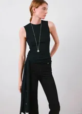 Jeans flare negros de tiro medio, confeccionados en denim elástico con diseño crop, trabillas para cinto, cinco bolsillos y cierre frontal con cremallera y botón.