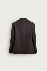 Blazer de corte regular fit confeccionado en tejido con lana, color marrón oscuro. Cuenta con cuello de solapas de muesca, manga larga con botones en los puños, bolsillos de vivo en el pecho y en la cadera, bolsillo interior y cierre frontal de un botón.