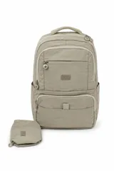 Mochila beige de poliéster, con múltiples compartimentos con cierre, bolsillos frontales, bolsillos laterales y asa superior. Incluye un pequeño estuche a juego.