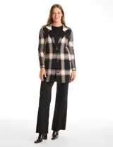 Cardigan tejido de corte recto con diseño a cuadros, cuello con solapa, cierre frontal con botones y bolsillos aplicados en la parte delantera.