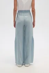 Pantalon de lyocell de tiro alto y corte ancho, con diseño de pinzas frontales y costuras verticales decorativas.