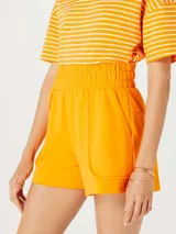 Short color naranja con cintura elastizada y bolsillos laterales.