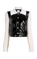 Campera negra de cuero sintético con mangas largas de punto acanalado color crema.