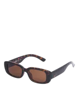 Lentes de sol con armazón rectangular de policarbonato con estampado carey y cristales oscuros.