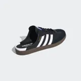 Zuecos Adidas Samba OG Mule, inspirados en el clásico diseño de la marca, color negro con las tres tiras blancas y suela de goma marrón.