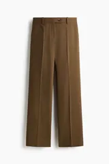 Pantalón sastrero color marrón, de corte recto y tiro medio, con bolsillos laterales y pinzas delanteras.