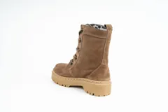 Bota de caña media confeccionada en gamuza negra, con sistema de acordonado frontal mediante ojales metálicos dorados y suela de goma dentada tipo track.
