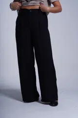 Pantalón sastrero negro de pierna ancha, con botón, pasacinto y pretina trasera con elástico.