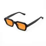 Lentes de sol con armazón rectangular de policarbonato negro y cristales naranjas.