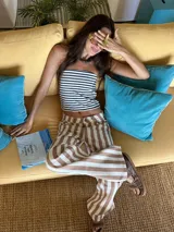 Top strapless a rayas horizontales blancas y negras.