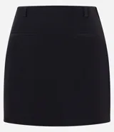 Short pollera sastre negro de poliéster y elastano, con trabillas en la cintura y bolsillos falsos delanteros.