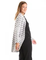 Cardigan de tejido soft con estampado de espiga en blanco y negro, corte recto, manga larga y bolsillos frontales amplios.